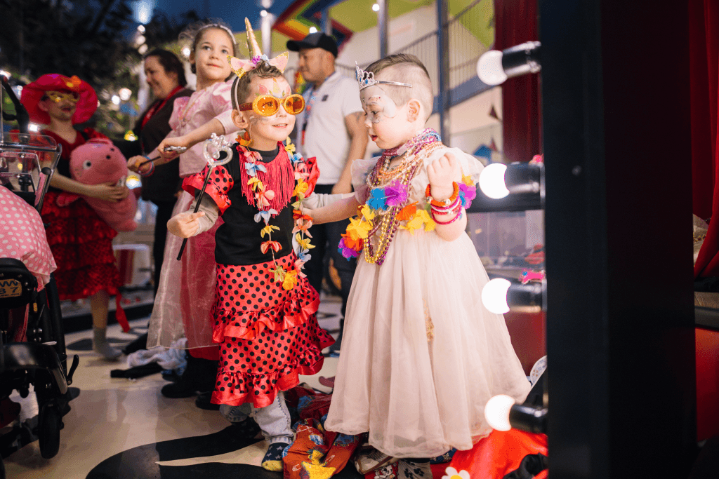 Kinderen verkleed in zomerse outfits