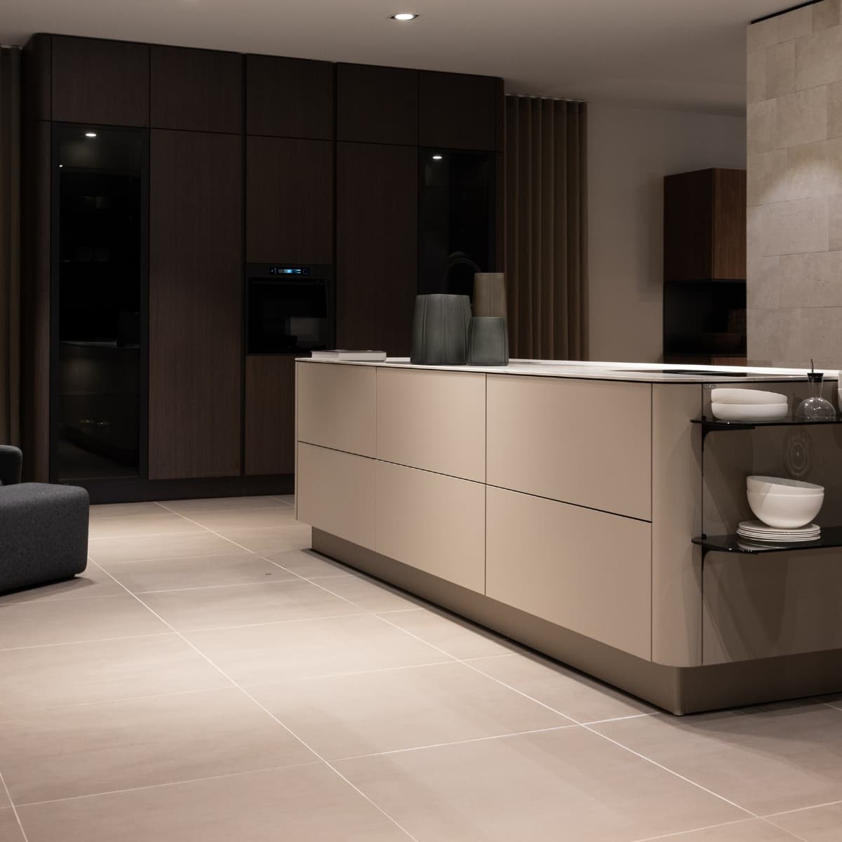 Beige kookeiland met zachte vormen
