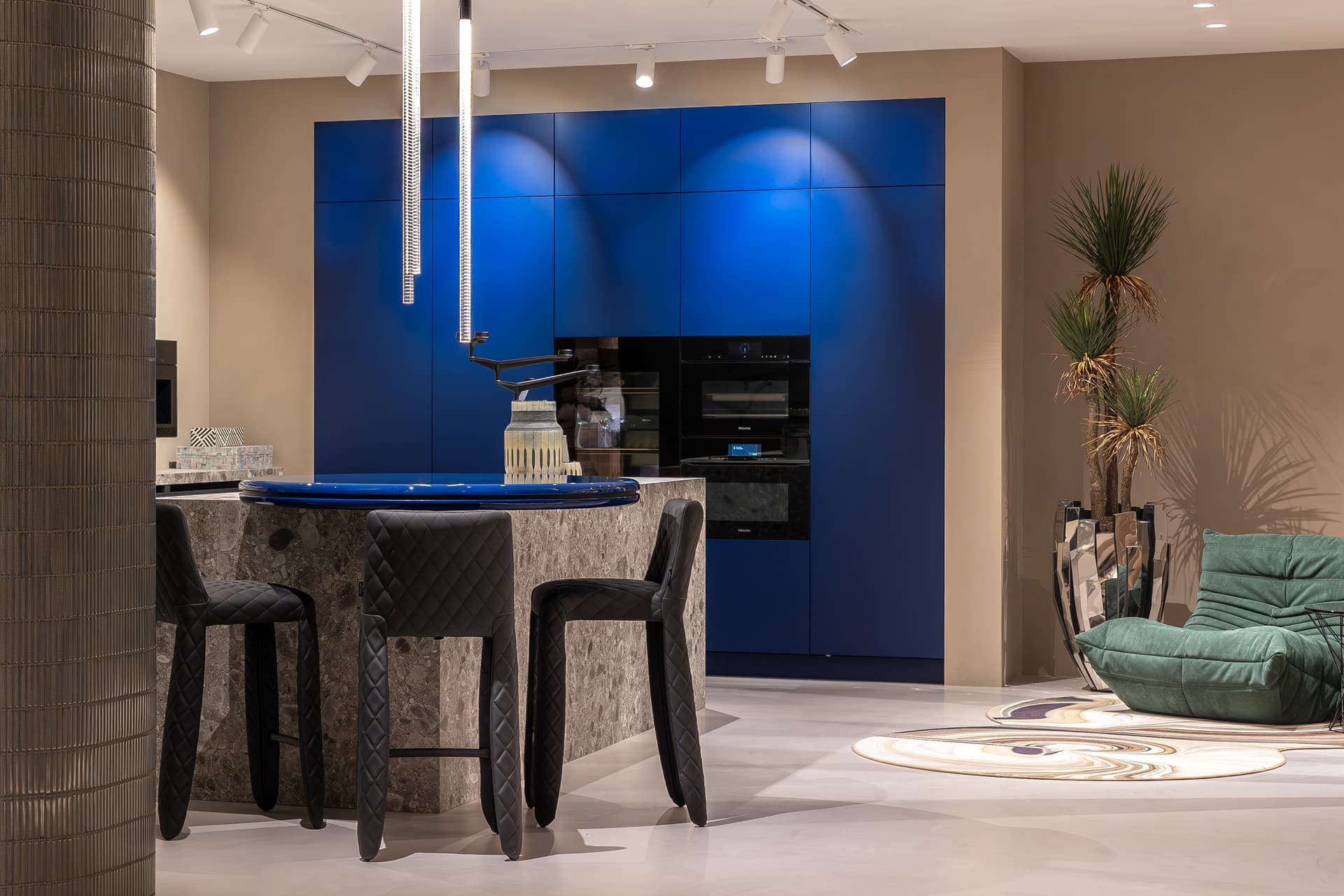 Headerafbeelding-Barletti-Alcamo-Basaltgrijs-blauw.jpg Blauw met grijze eilandkeuken