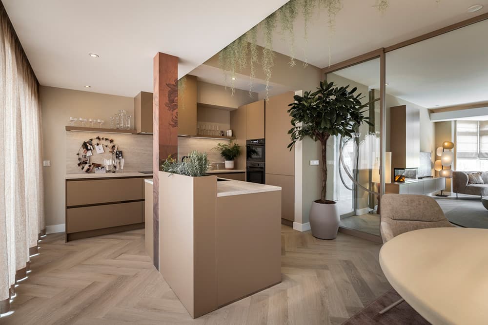 Woonkeuken met beige fronten en spoeleiland