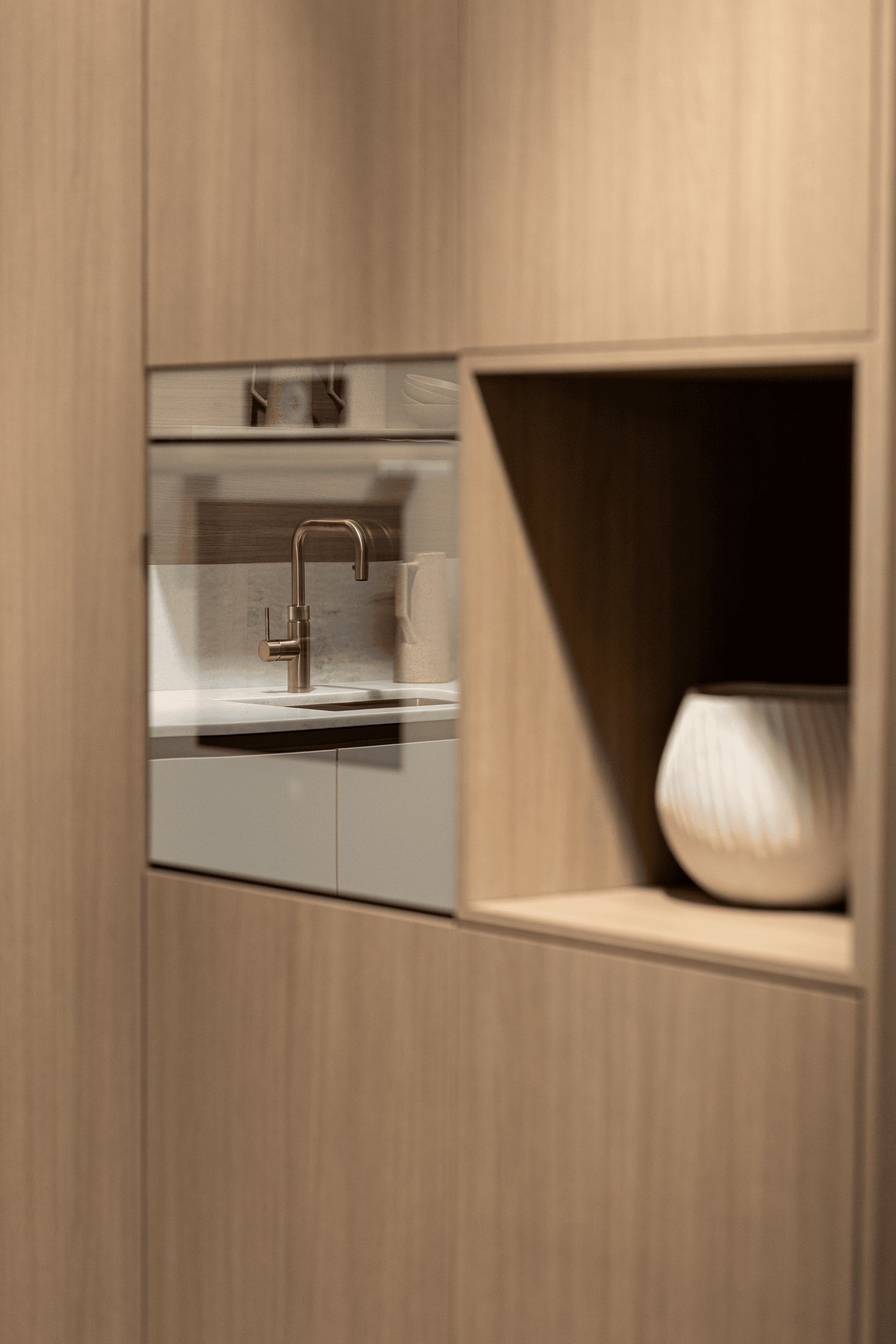 Licht houten keukenkasten met een beige oven