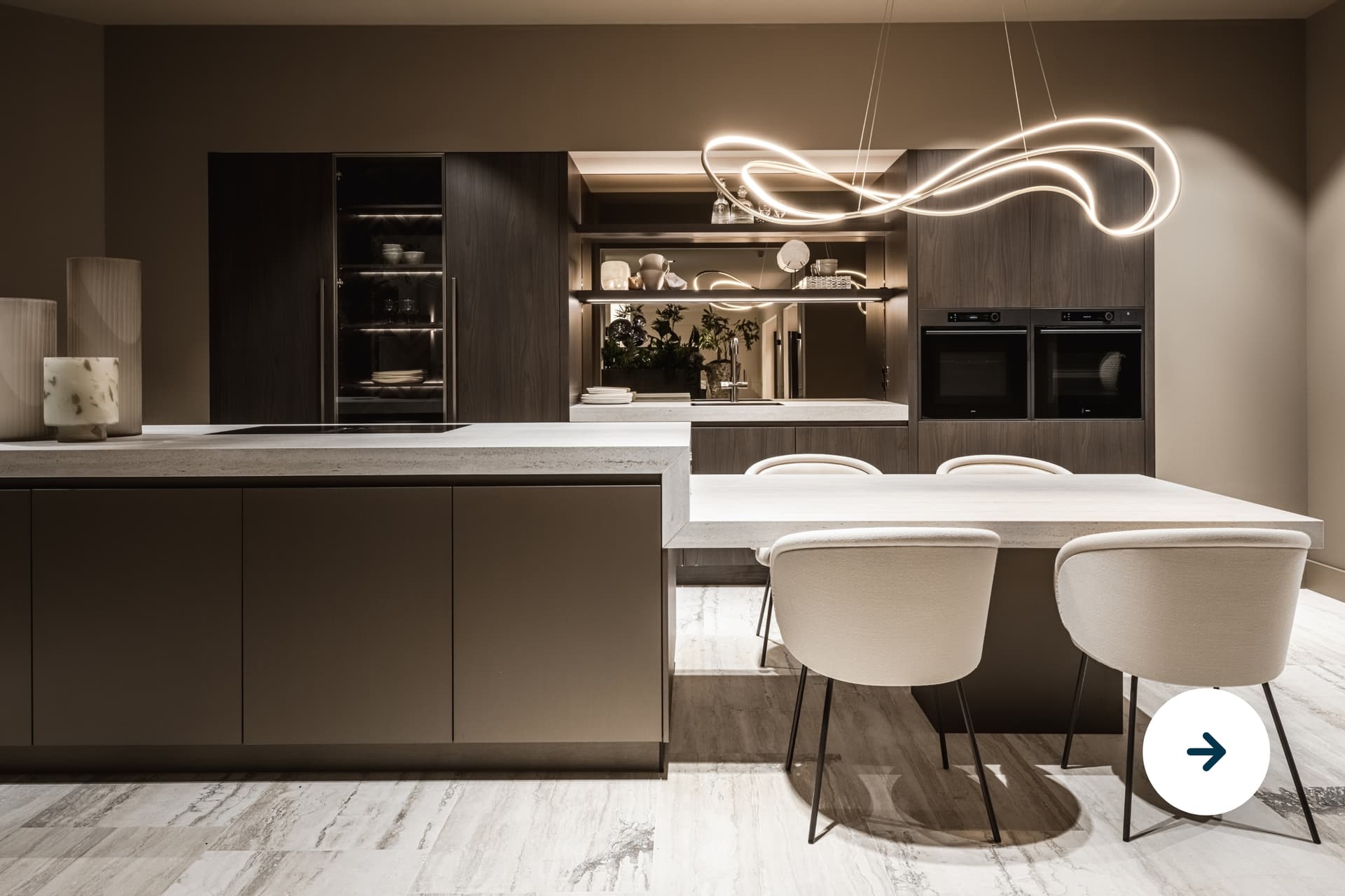 Ontwerp zonder titel (15).jpg Donker houte keuken met hoge kasten en een kookeiland met daaraan een tafel met een wit marmer blad