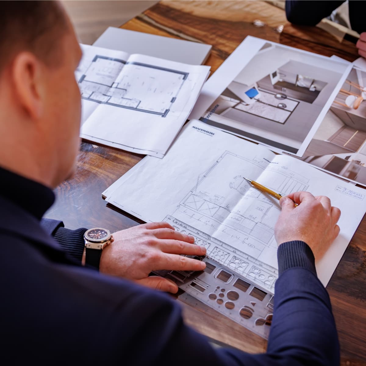 Man die een werktekening maakt voor een keuken