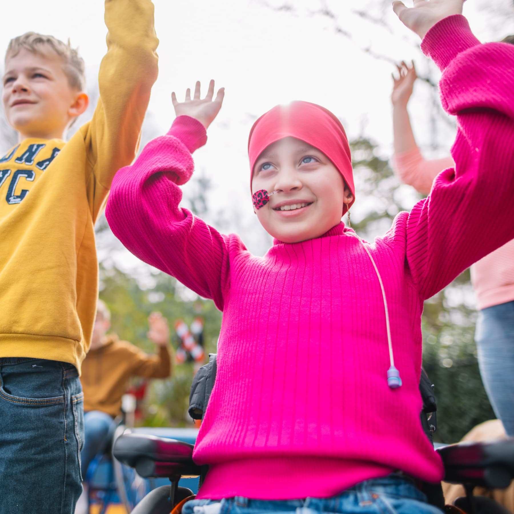 Twee kinderen die aan het juigen zijn