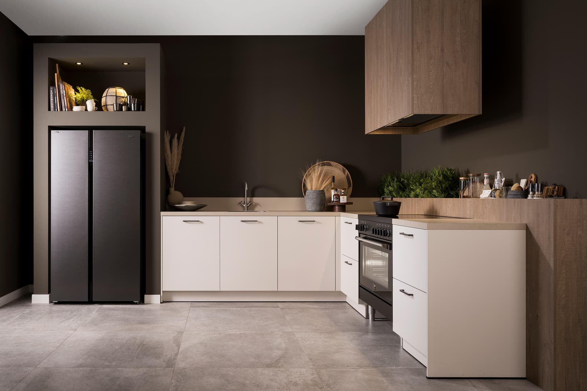 Witte hoekkeuken met houten werkblad