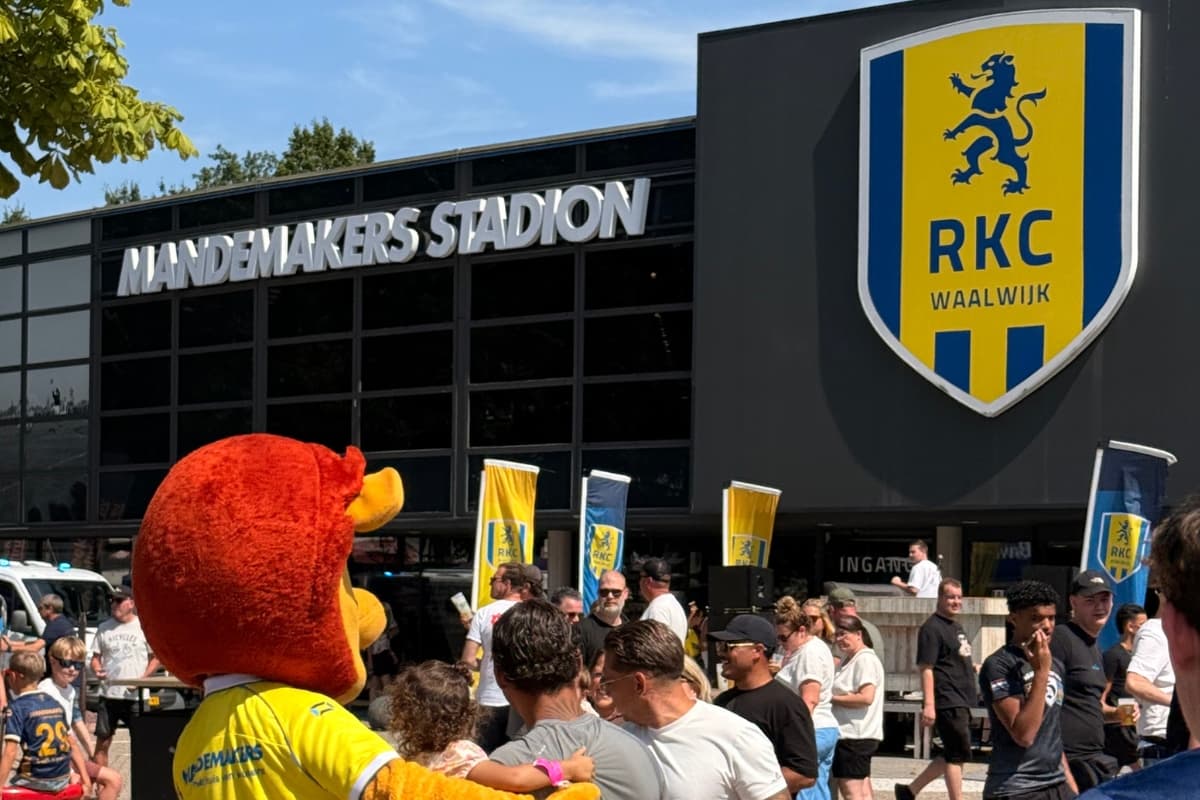 RKC.jpg Foto waar mensen een persoon verkleed als een leeuw voor het RKC stadion staan