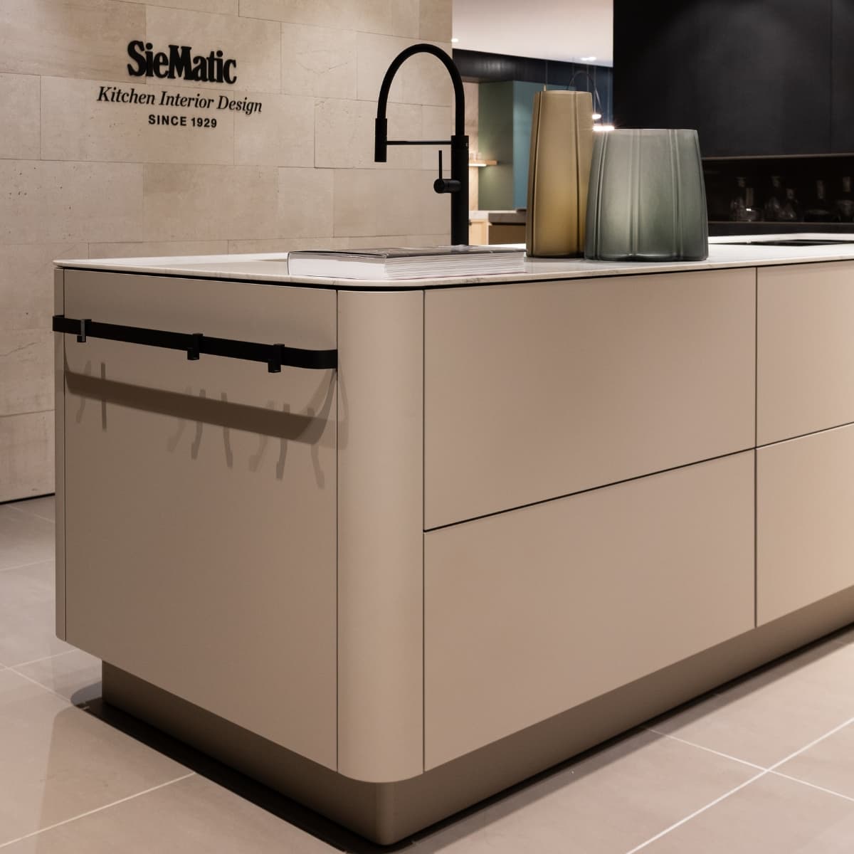Beige kookeiland met zachte vormen