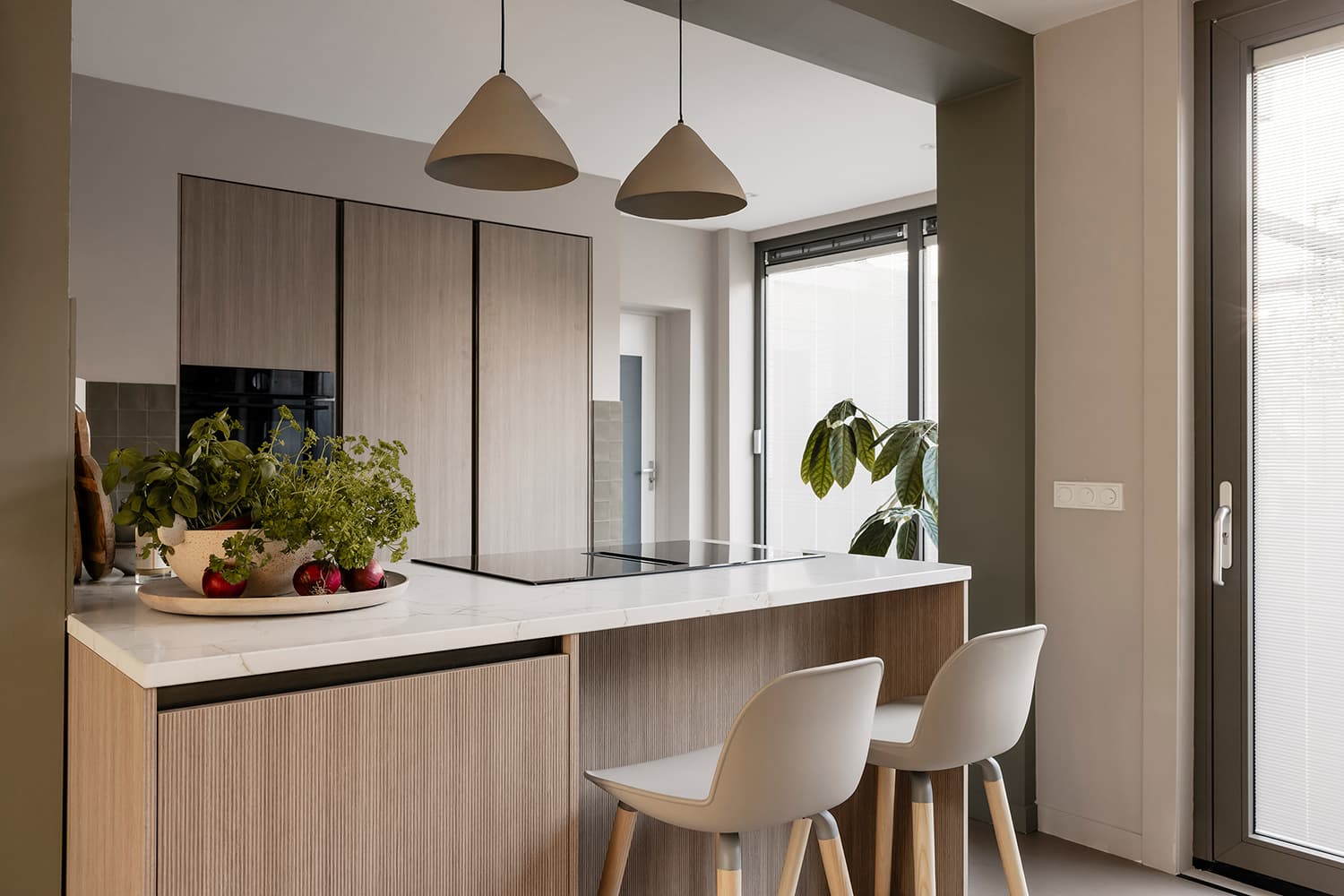 Scandinavische keuken met houten fronten