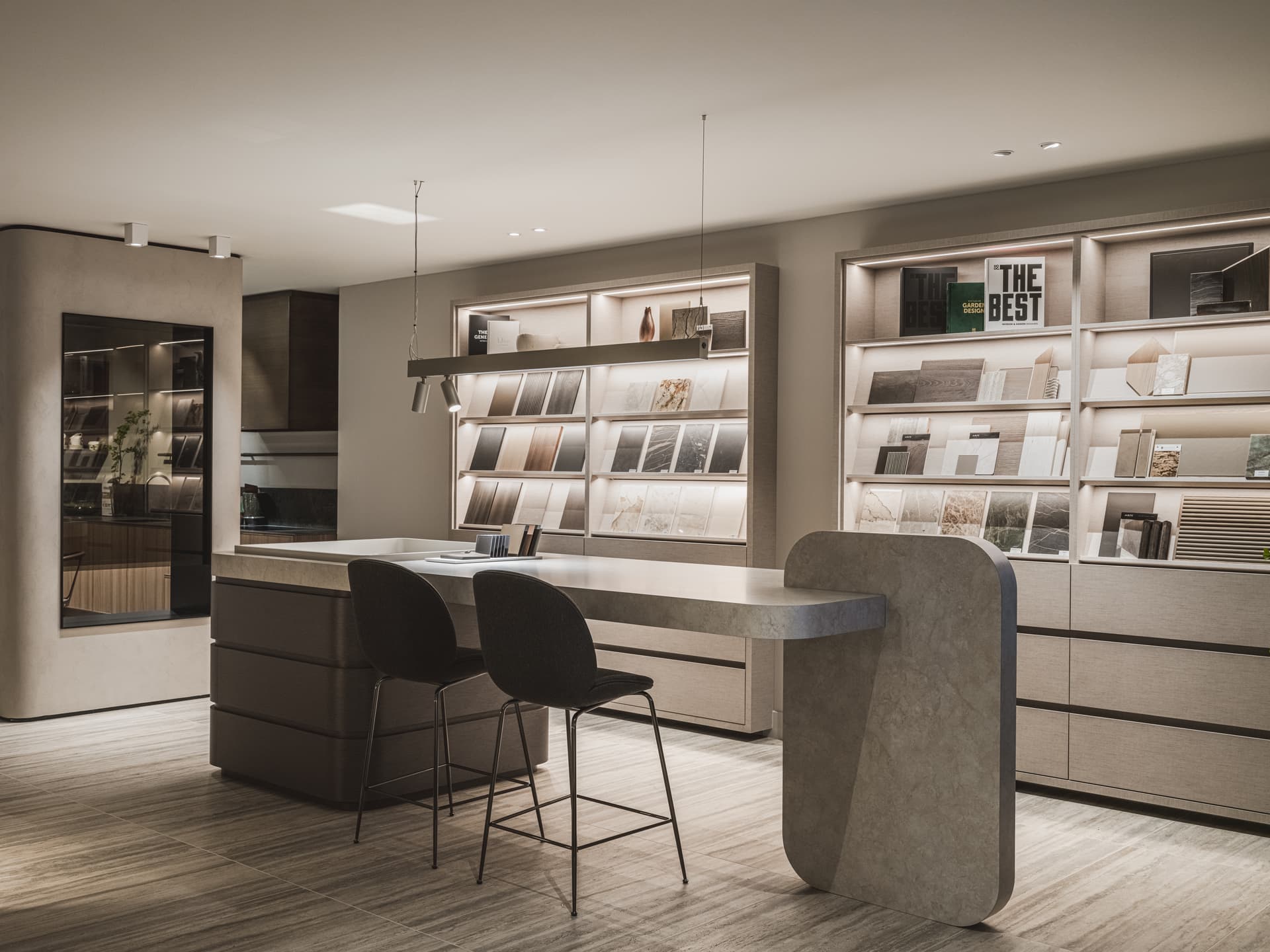 _PBF1794.jpg Showroom met in het midden een hoge tafel met barkrukken en langs de muur kasten met stalen