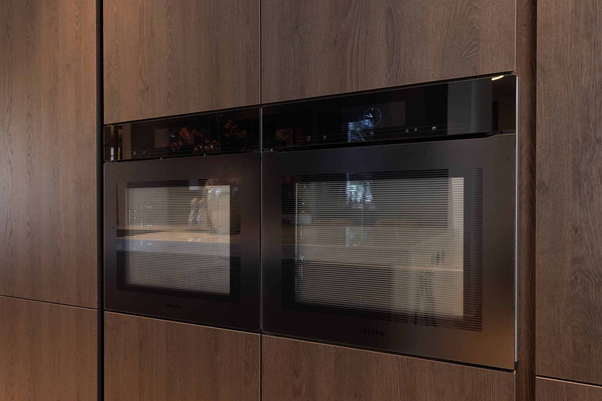 droomvilla-zoetermeer-ovens.jpg Twee ovens in donker eikenhouten keuken