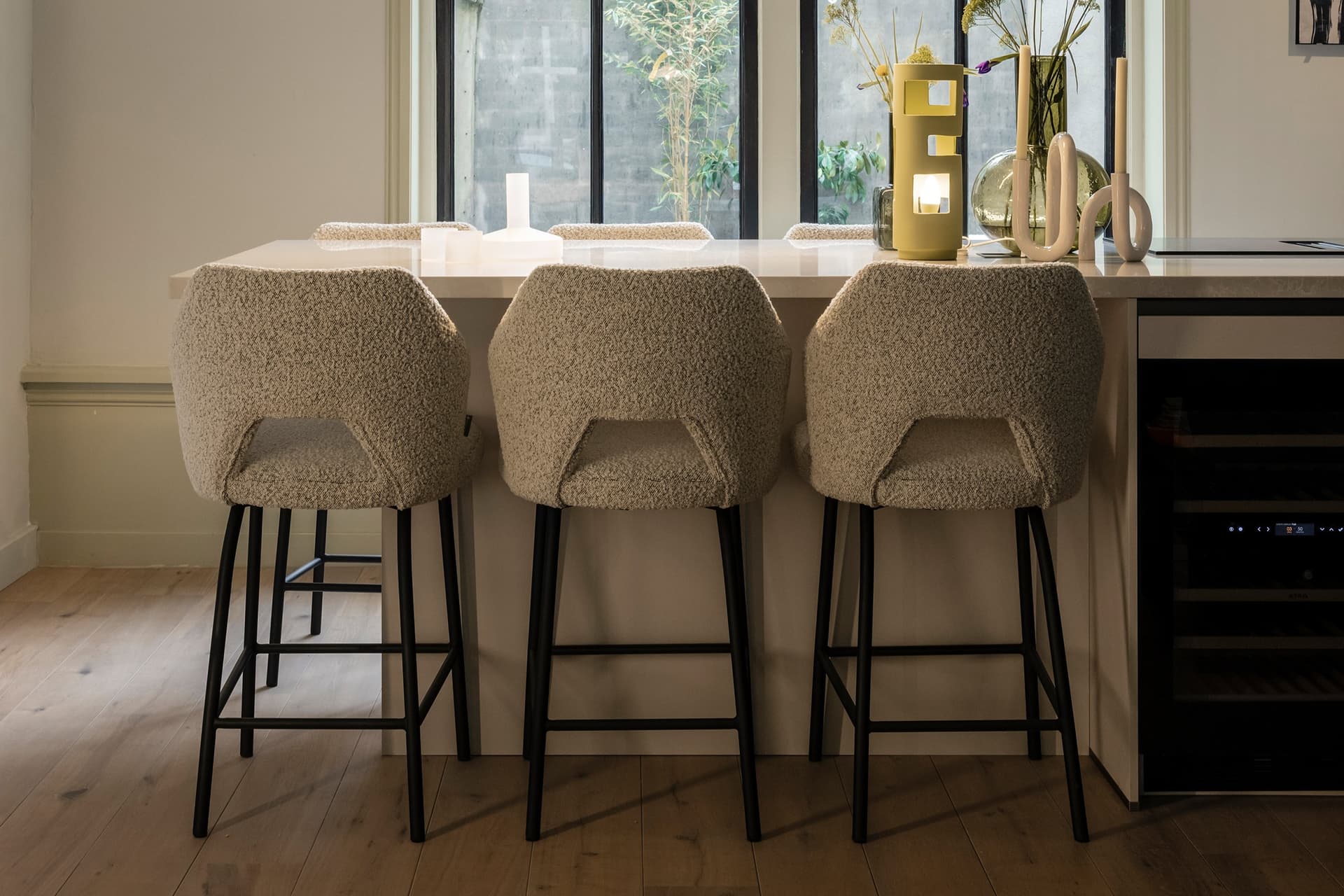 80 WVOJH Utrecht.jpg Wit kookeiland met beige barstoelen