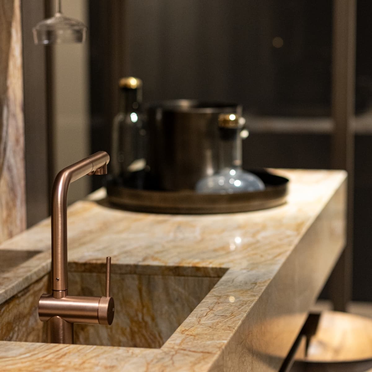 Achat bijkeuken.jpg Bijkeuken met beige marmer werkblad en spoelbak en en koper kleurige kraan