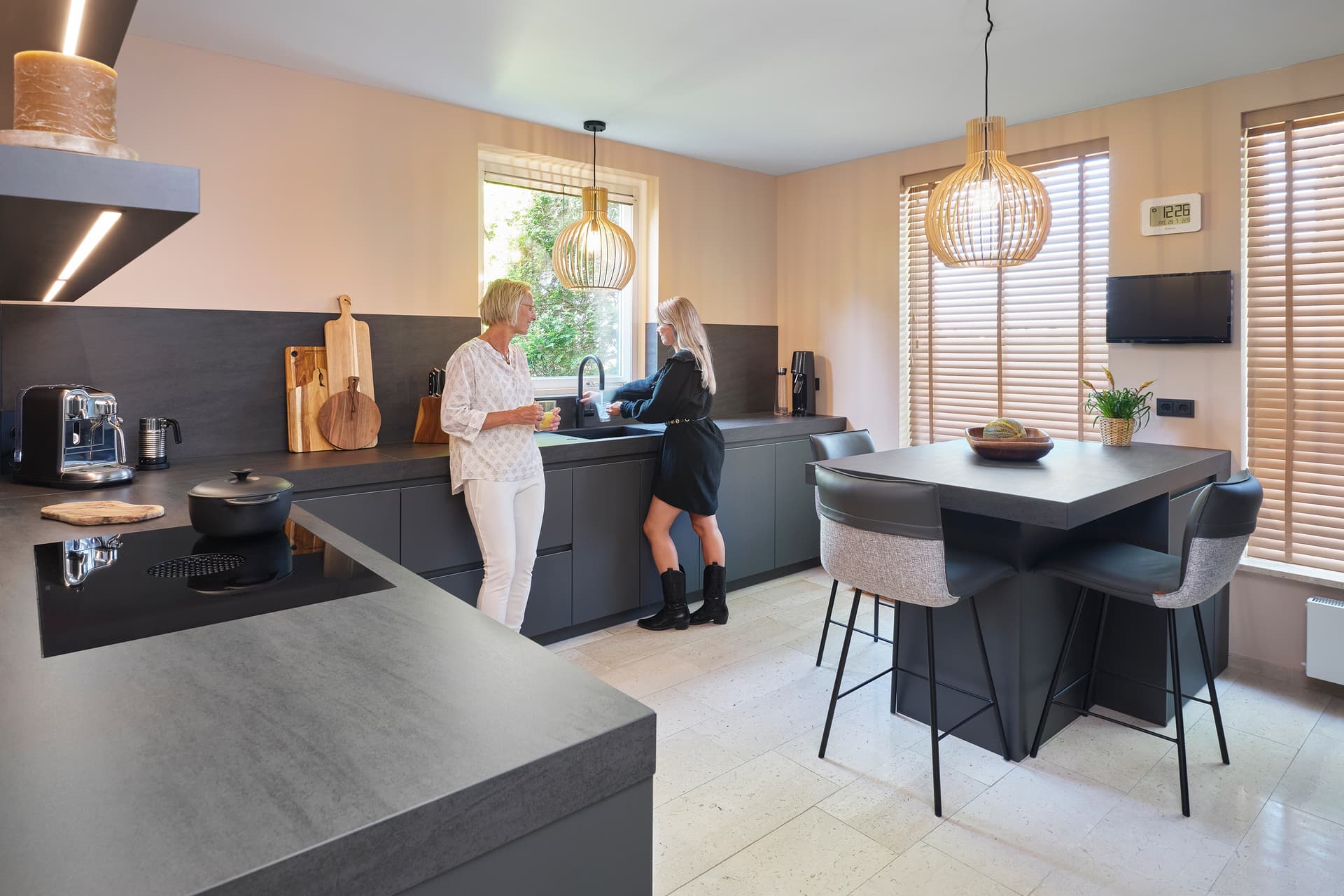 Binnenkijker-Mandemakers-fam-Schoenmakers-Erasstraat28a-Kaatsheuvel-2.jpg Donkere hoekkeuken