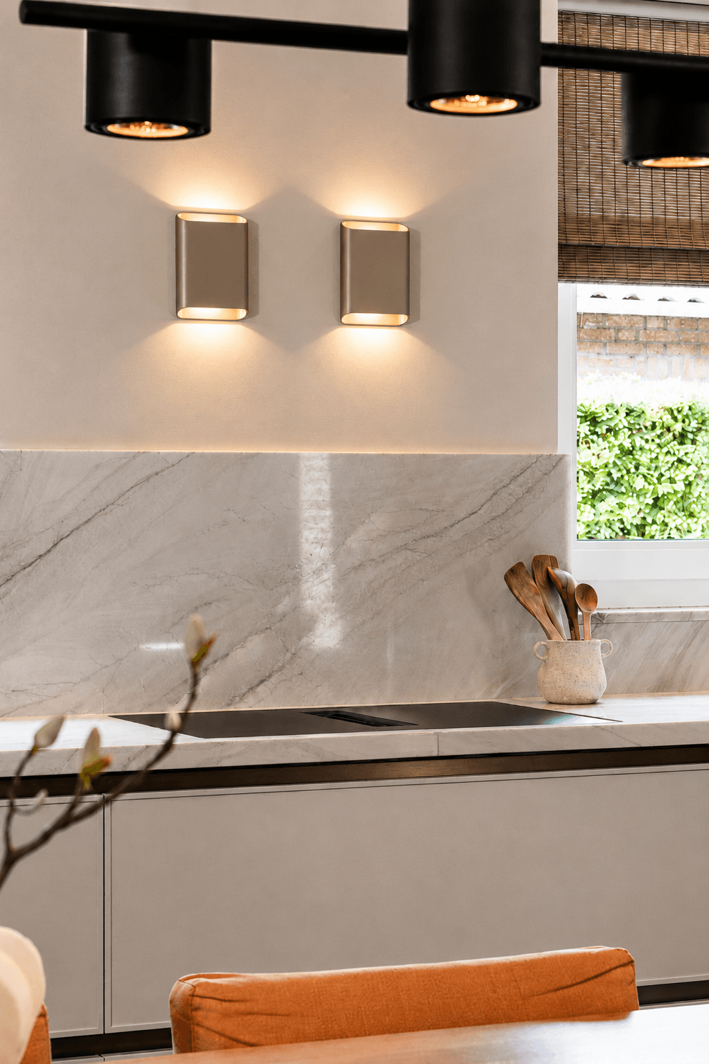 Deel van beige keuken met kookplaat