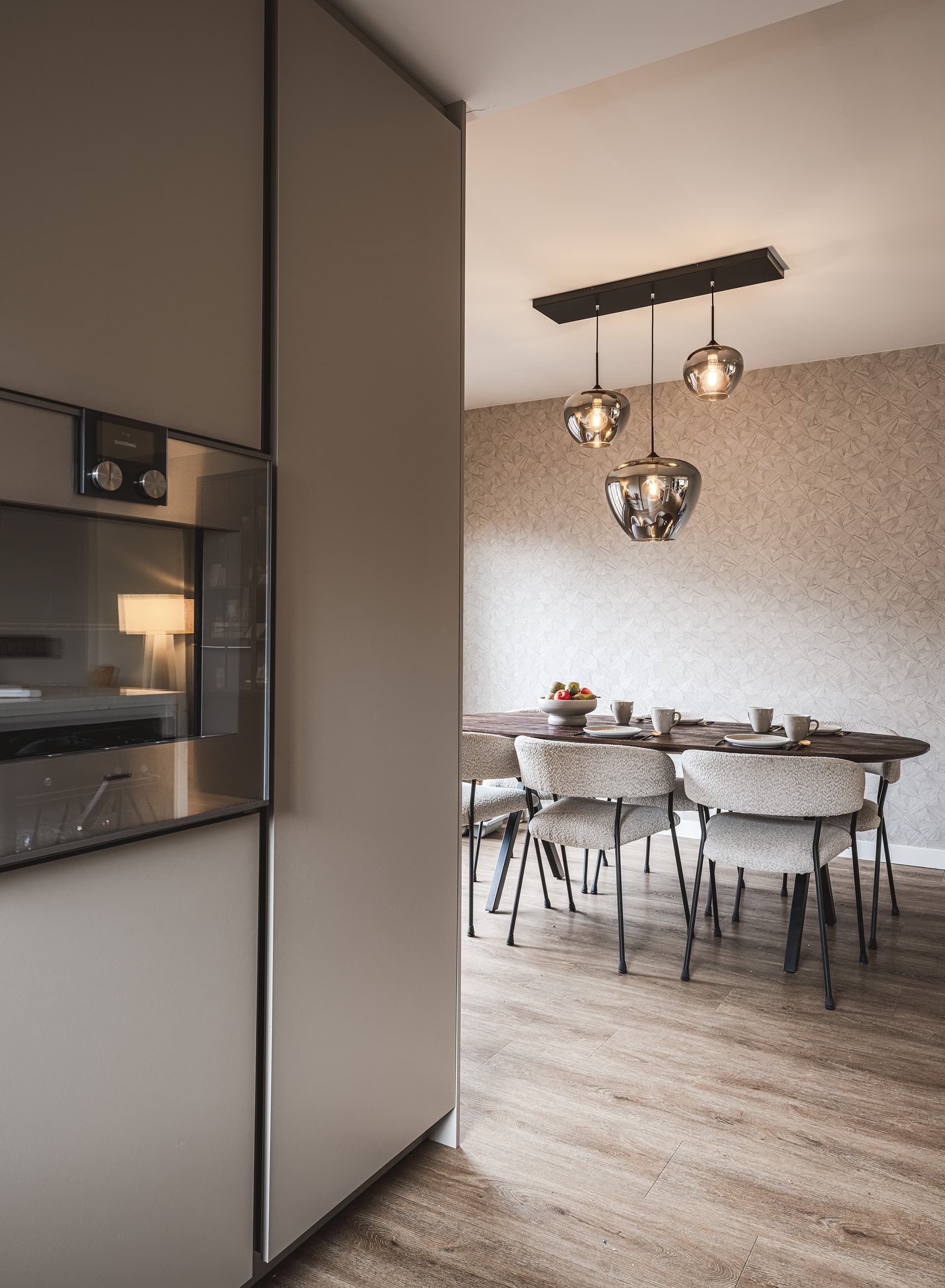 Hoge kastenwand met taupe front