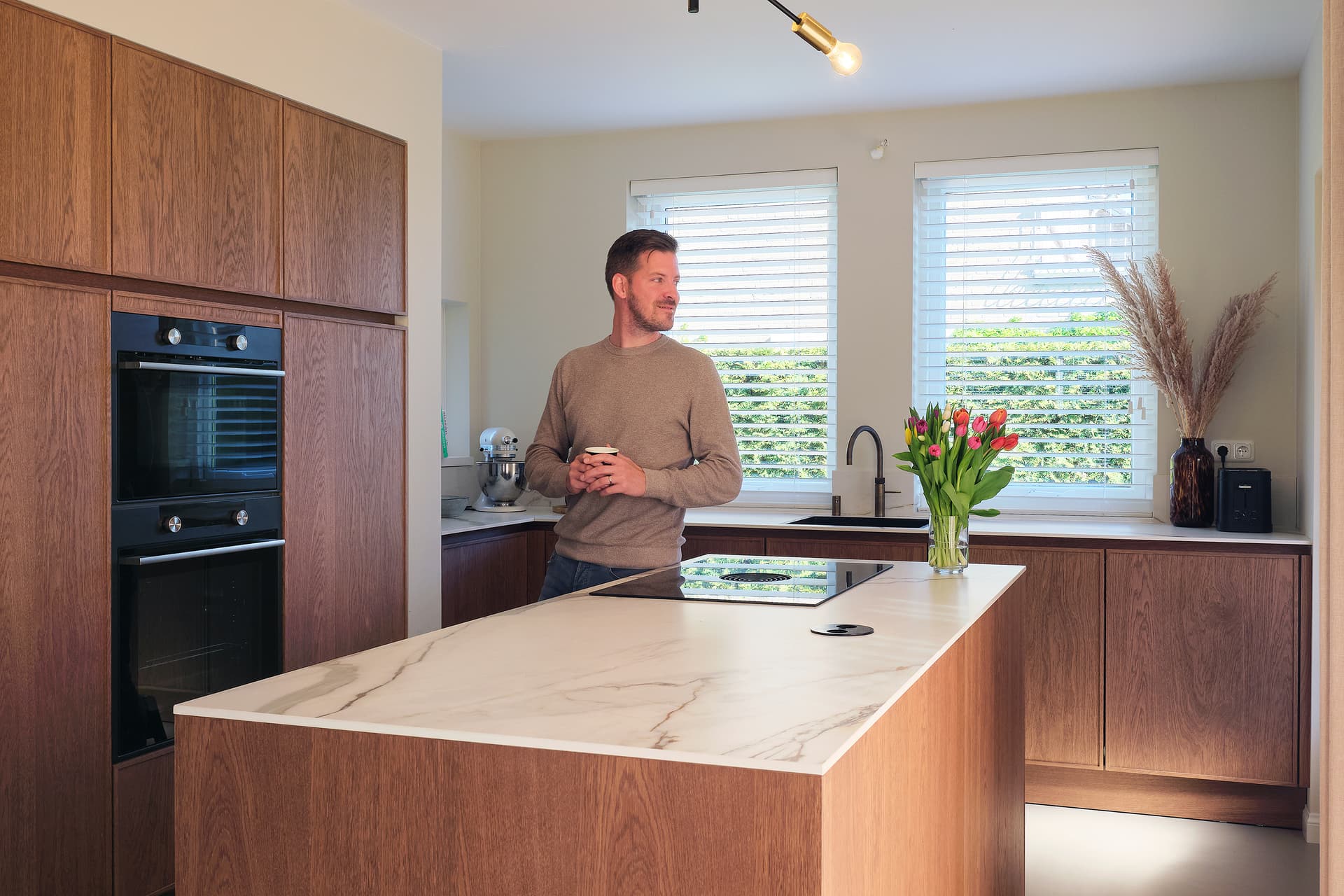 Klant-in-houten-eilandkeuken-Mandemakers.jpg Klant in houten keuken
