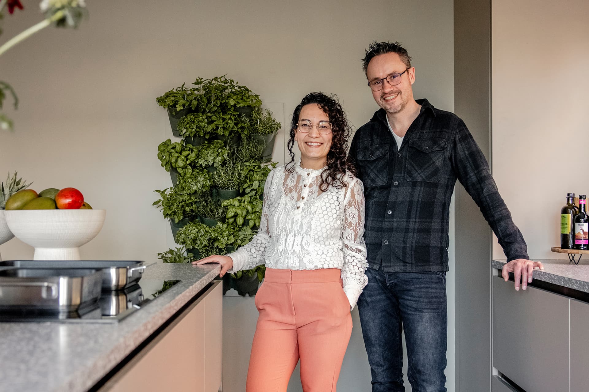 Klanten-in-beige-eilandkeuken-Mandemakers.jpg Klanten in keuken Mandemakers