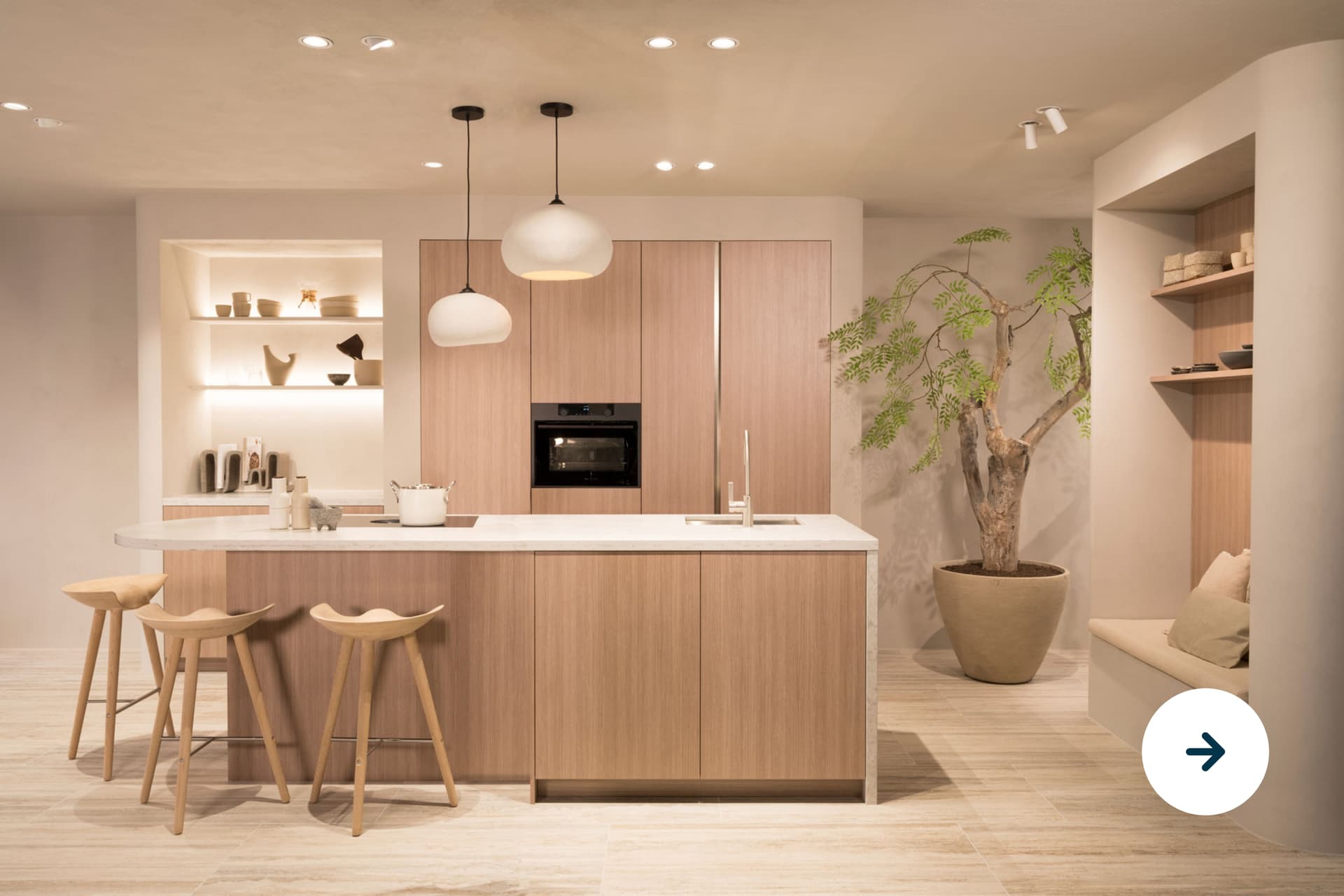 Ontwerp zonder titel (14).jpg Licht houte keuken met hoge keukenkasten, kookeiland met bar en een wit werkblad
