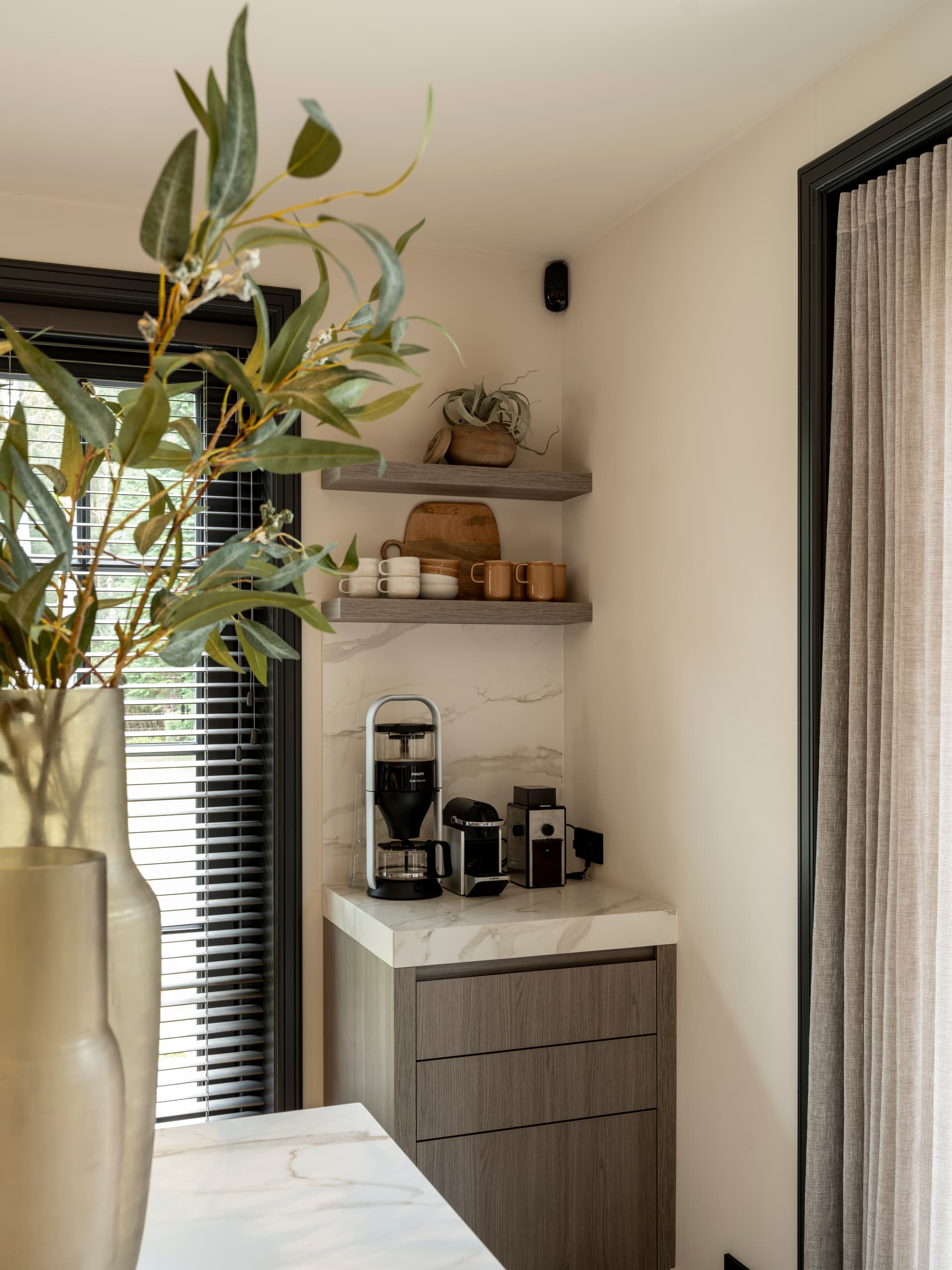 13 Designa Wolffenbuttel Huizen DeniseZwijnenPhotography .jpg Koffiecorner in de keuken