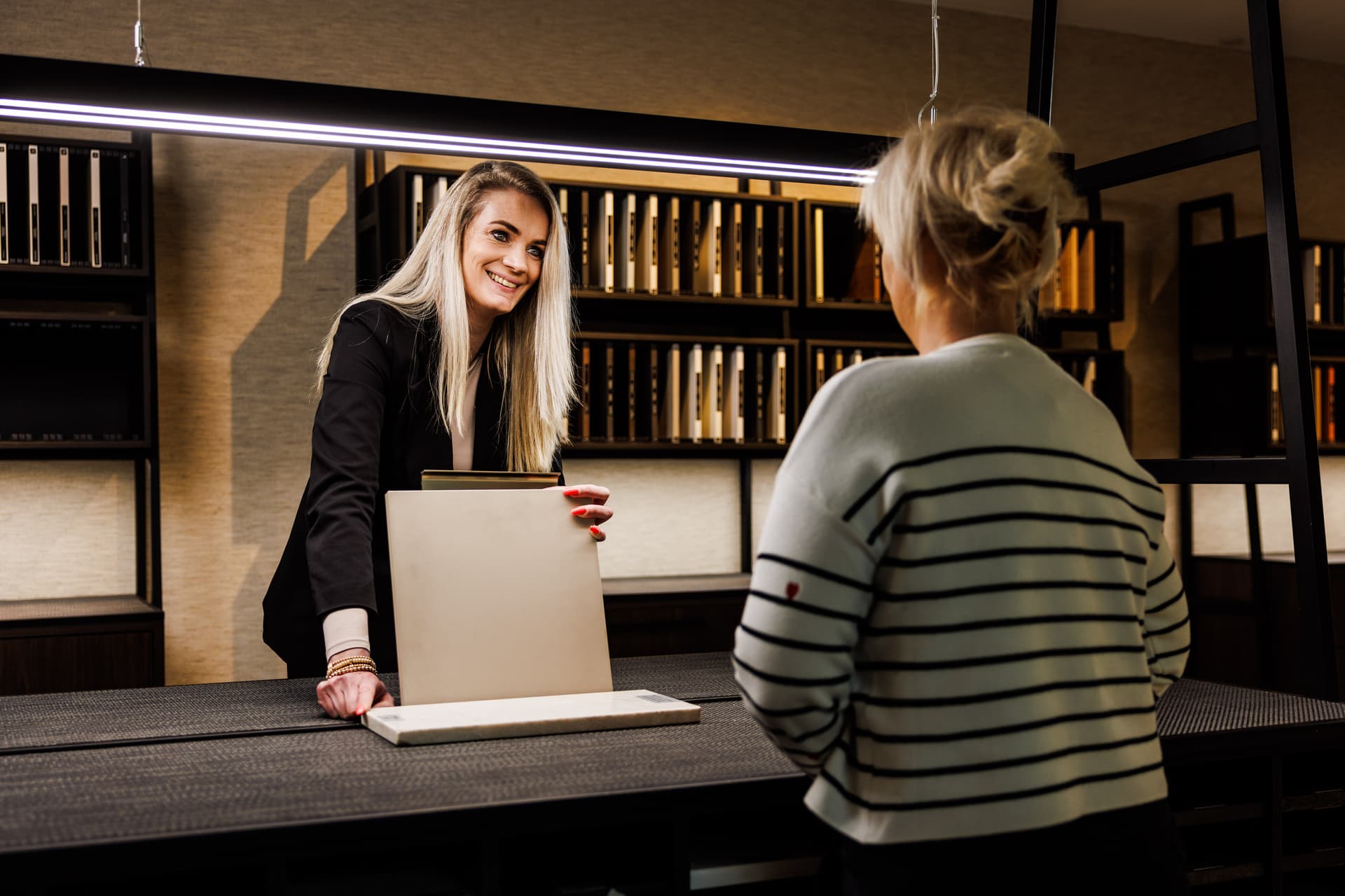 Kleurstalen in showroom