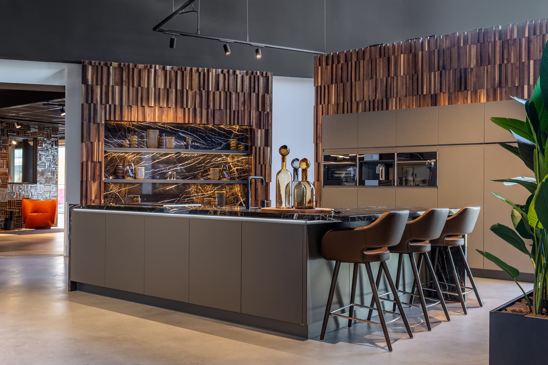 Ruime keuken met kookeiland en bar