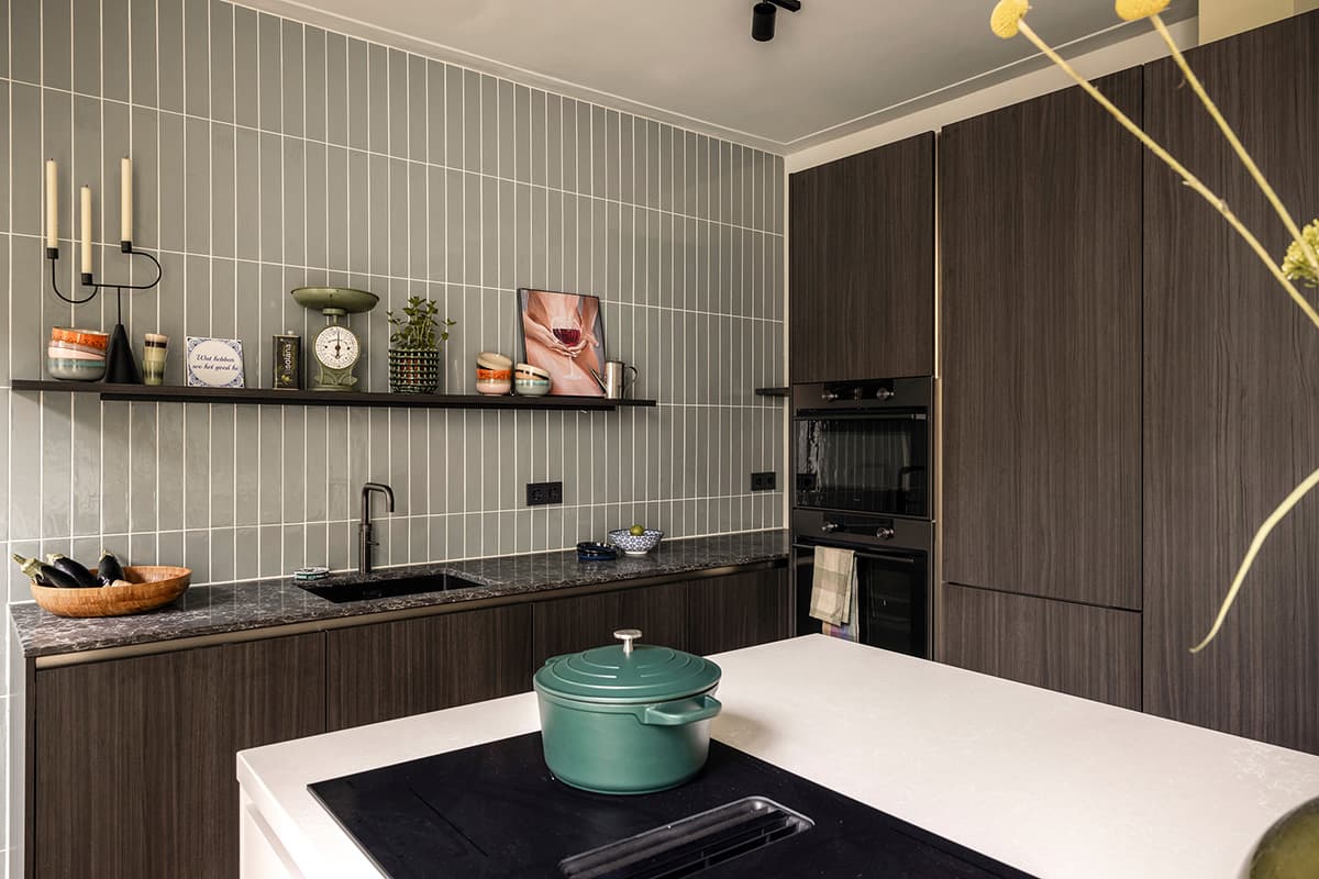 Keuken met bruine fronten en kookeiland