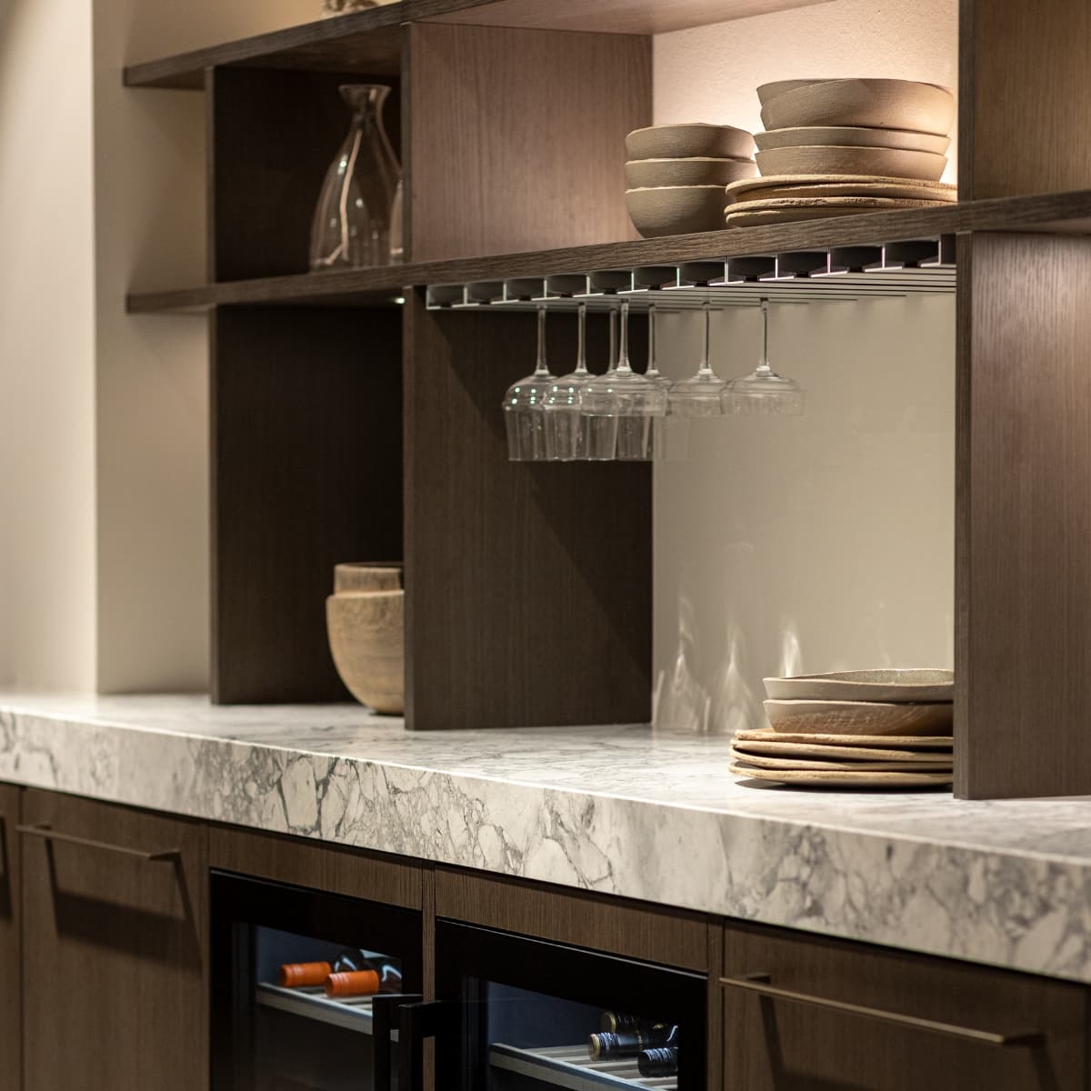 Achat baristabar.jpg Baristabar met marmer blad en donker houten planken en deurtjes