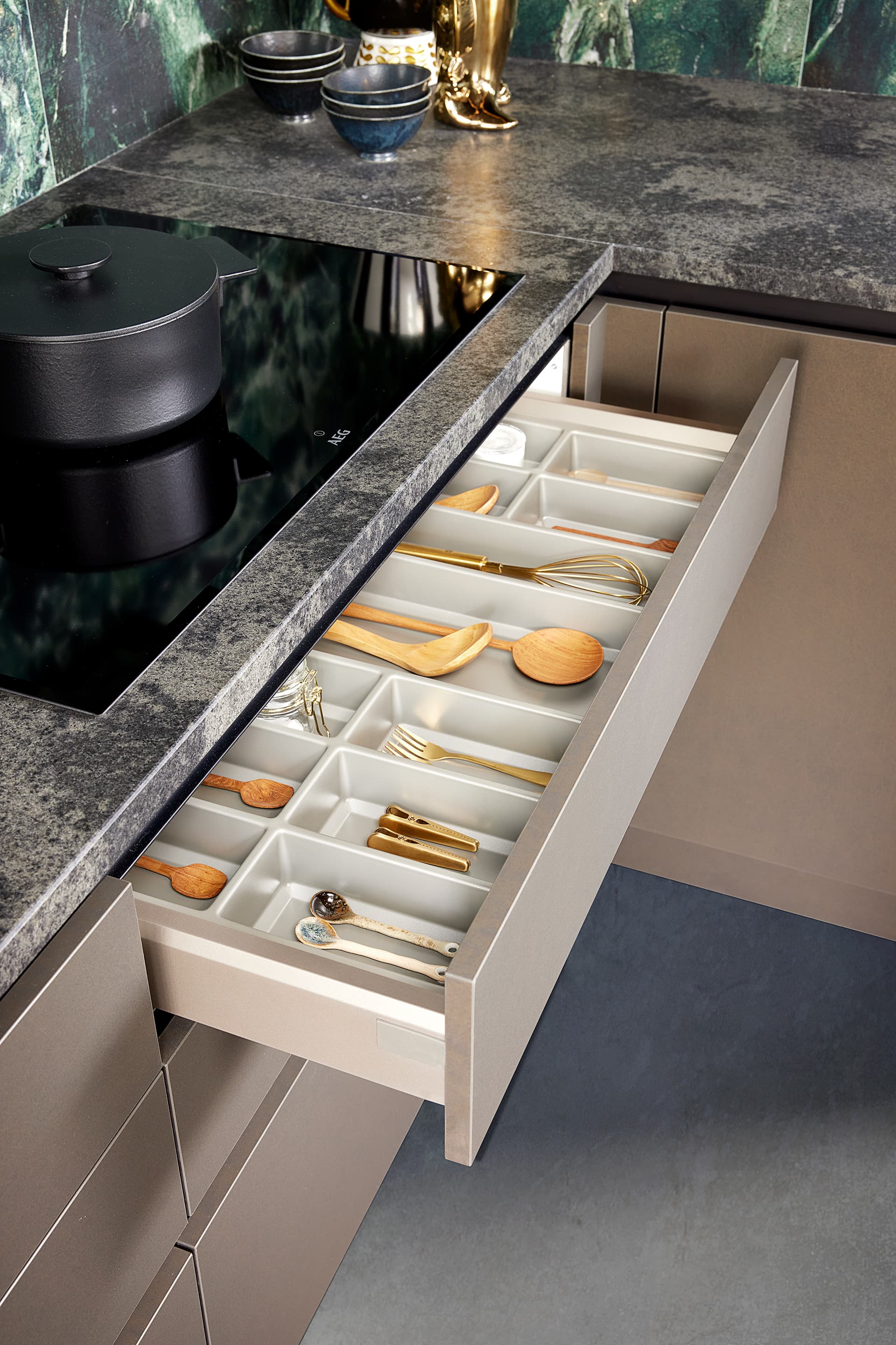 Agosto-steelbrush-goud-ultra-mat-Kooi-15-detail-05-bestek-drawer.jpg Besteklade