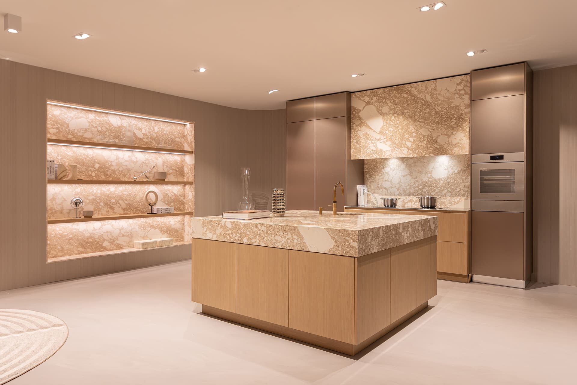 Designkeuken-in-eikenhout,-marmer-en-metallic.jpg Moderne eiland keuken