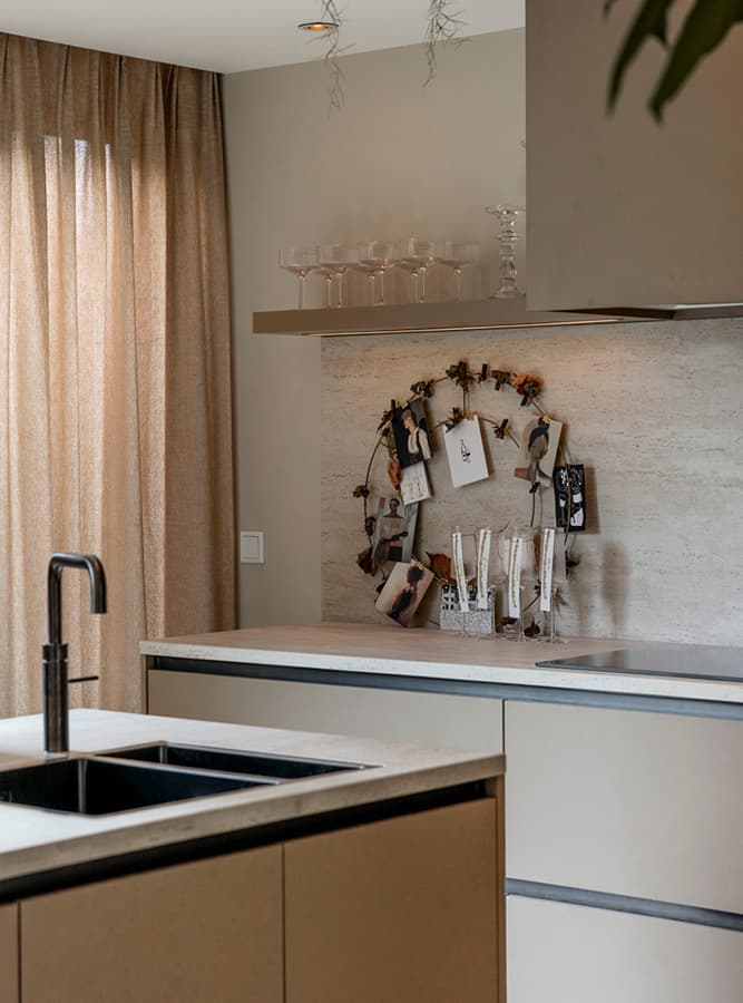 Woonkeuken met beige fronten en spoeleiland