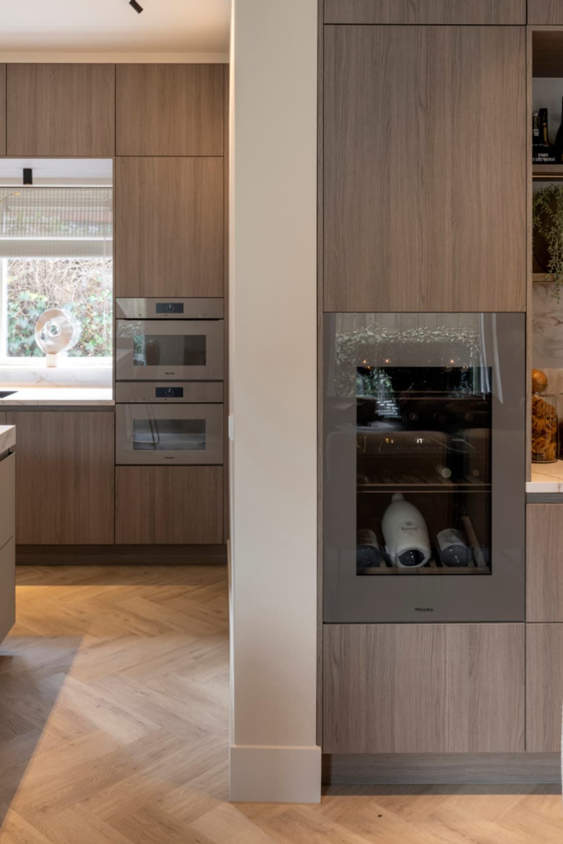 Houte keuken met een beige wijnklimaatkast