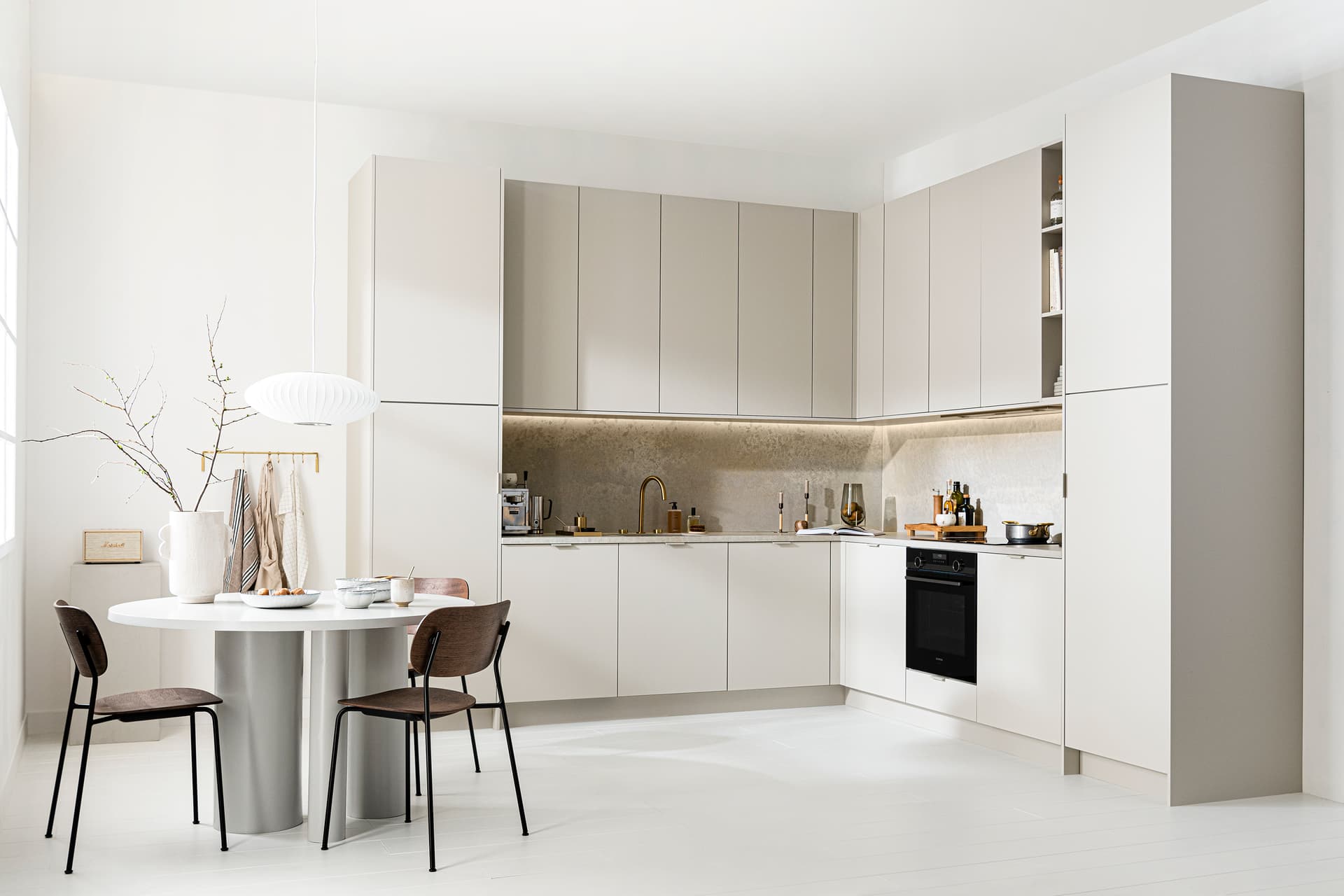 Kopie-van-vtwonen-Keuken2021_03-strak_plafond.jpg Lichte hoekkeuken
