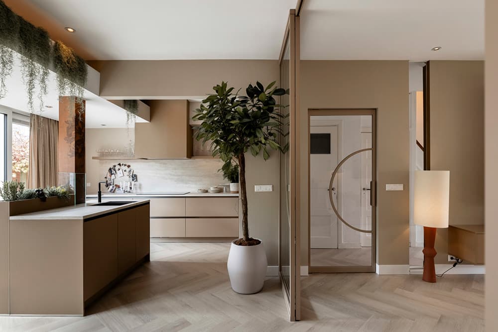 Woonkeuken met beige fronten en spoeleiland