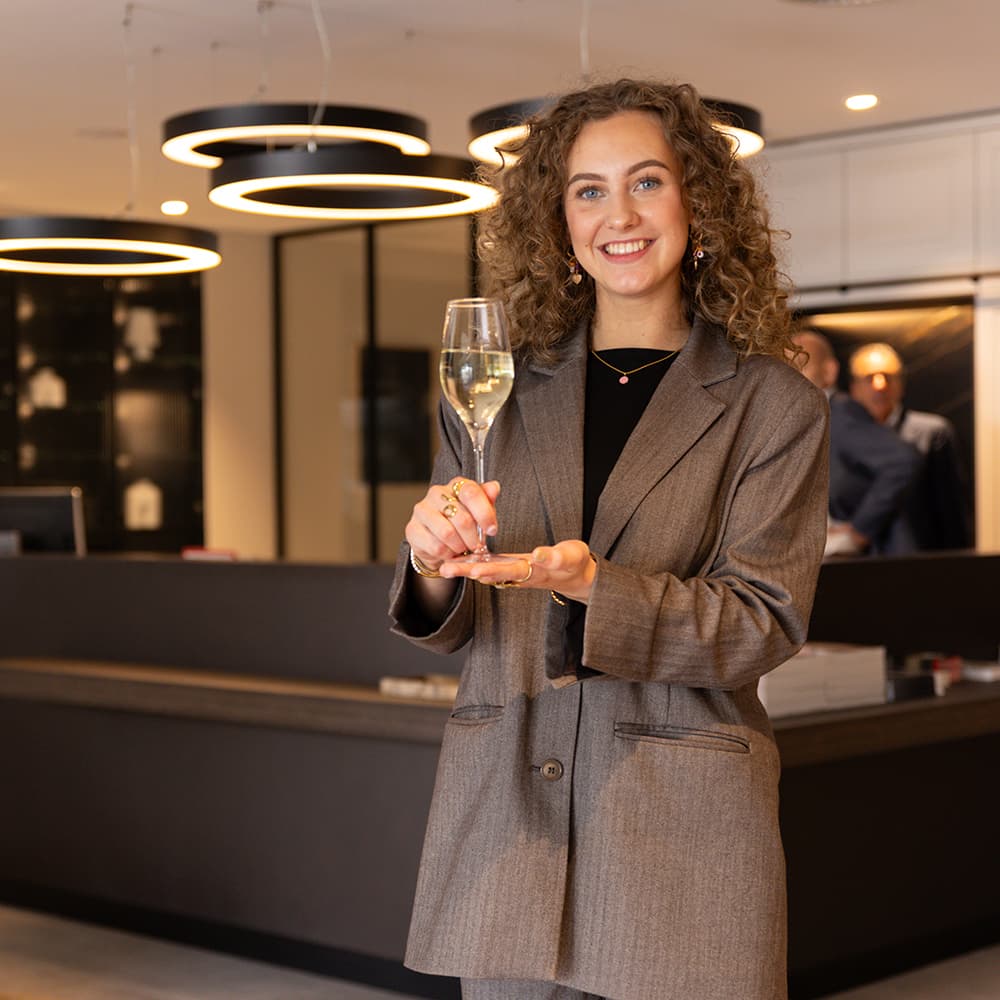 Medewerker in showroom