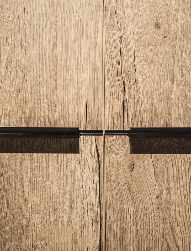 Eikenhouten front met zwarte greep