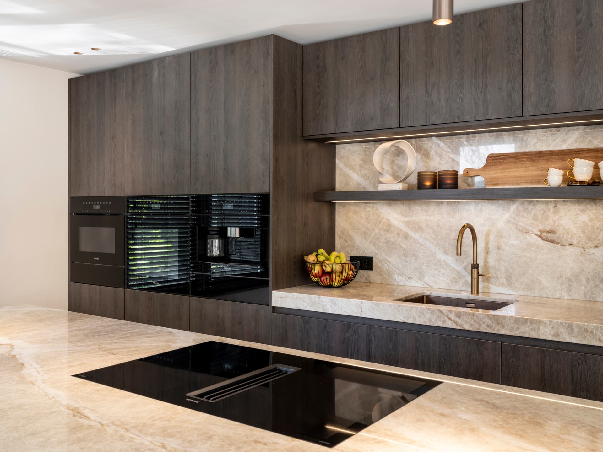 Moderne bruine designkeuken