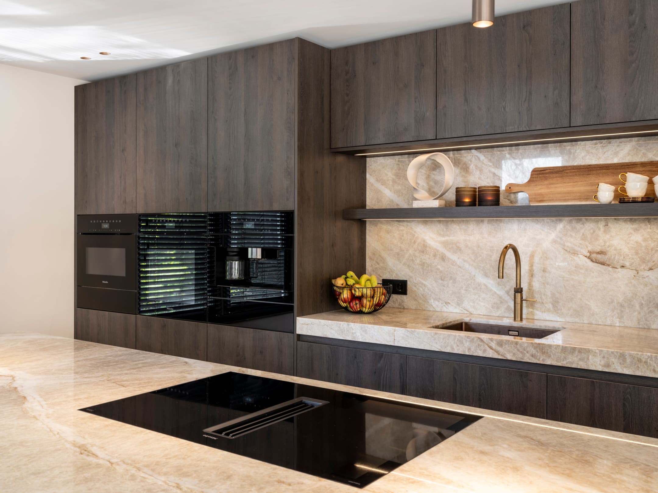 Moderne bruine designkeuken