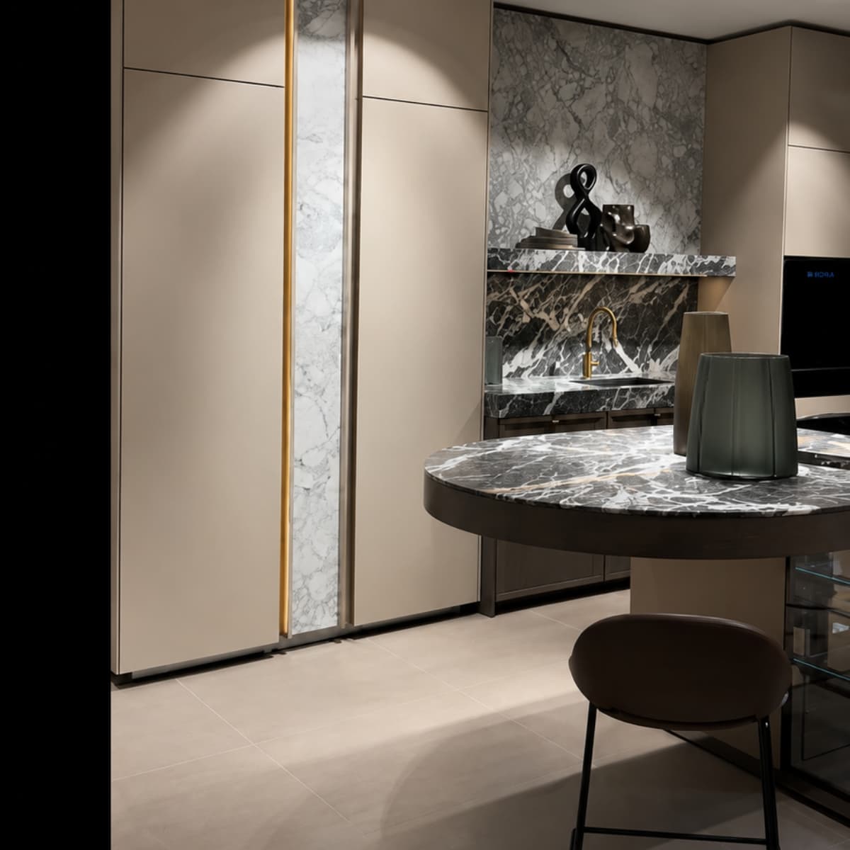 Achat Hoge kasten.jpg Keuken beige met kookeiland en zwart marmer keukenblad en wand