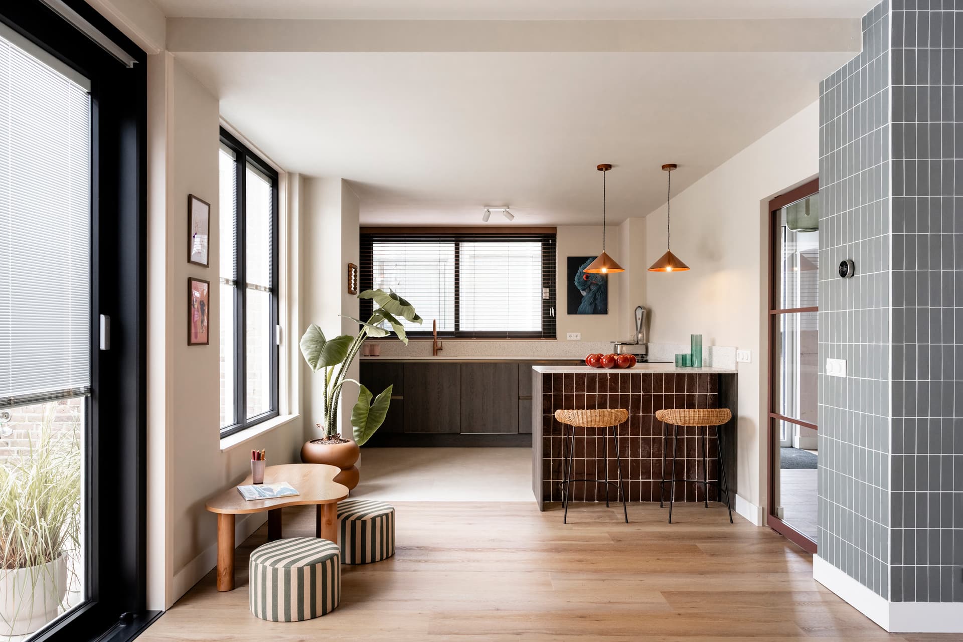 moderne leefkeuken met hout en terrazzo