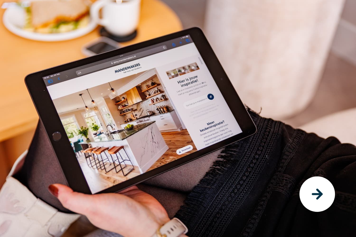 Aimy.jpg Vrouw die op haar iPad de tool Aimy gebruikt