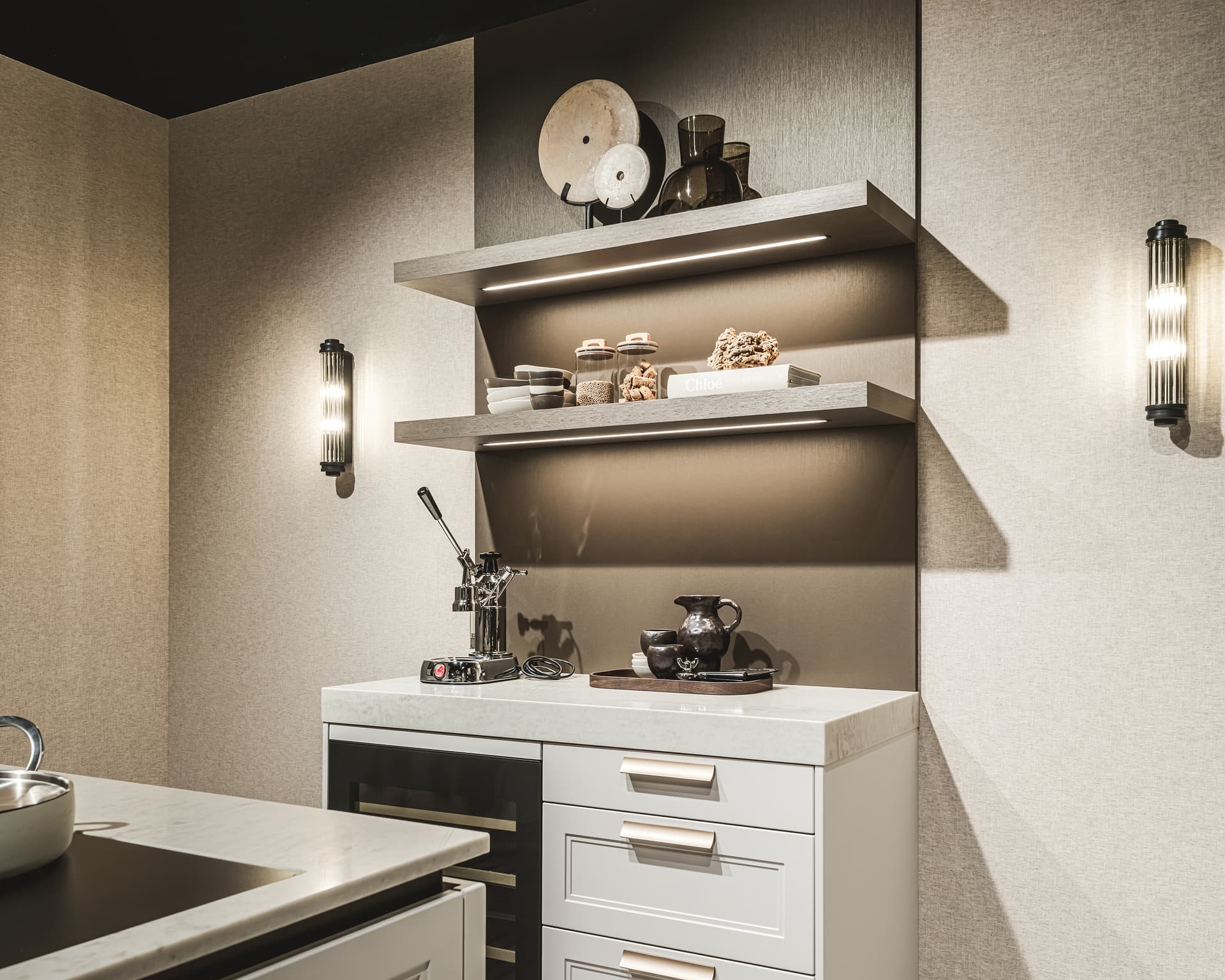 Behang-bij-koffiehoek-keuken.jpg Behang in de keuken
