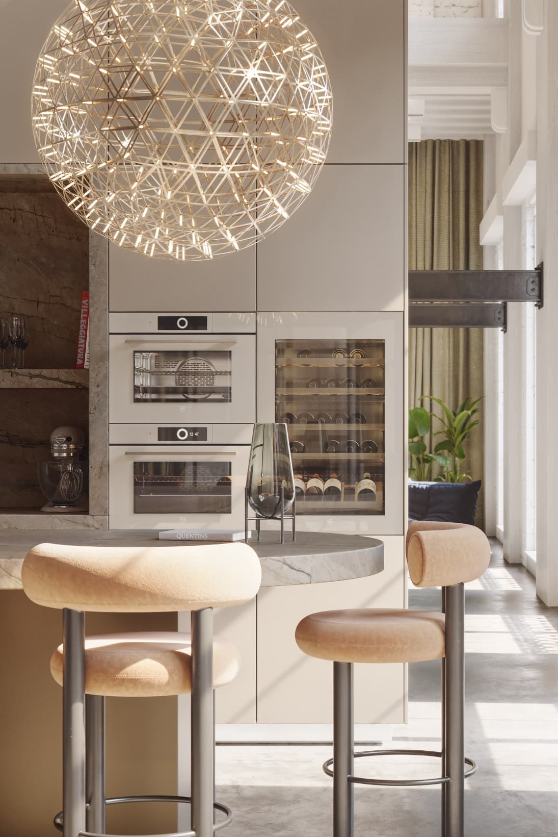 Beige keuken met hoge kasten en een kookeiland met beige marmer werkblad en beige barstoelen