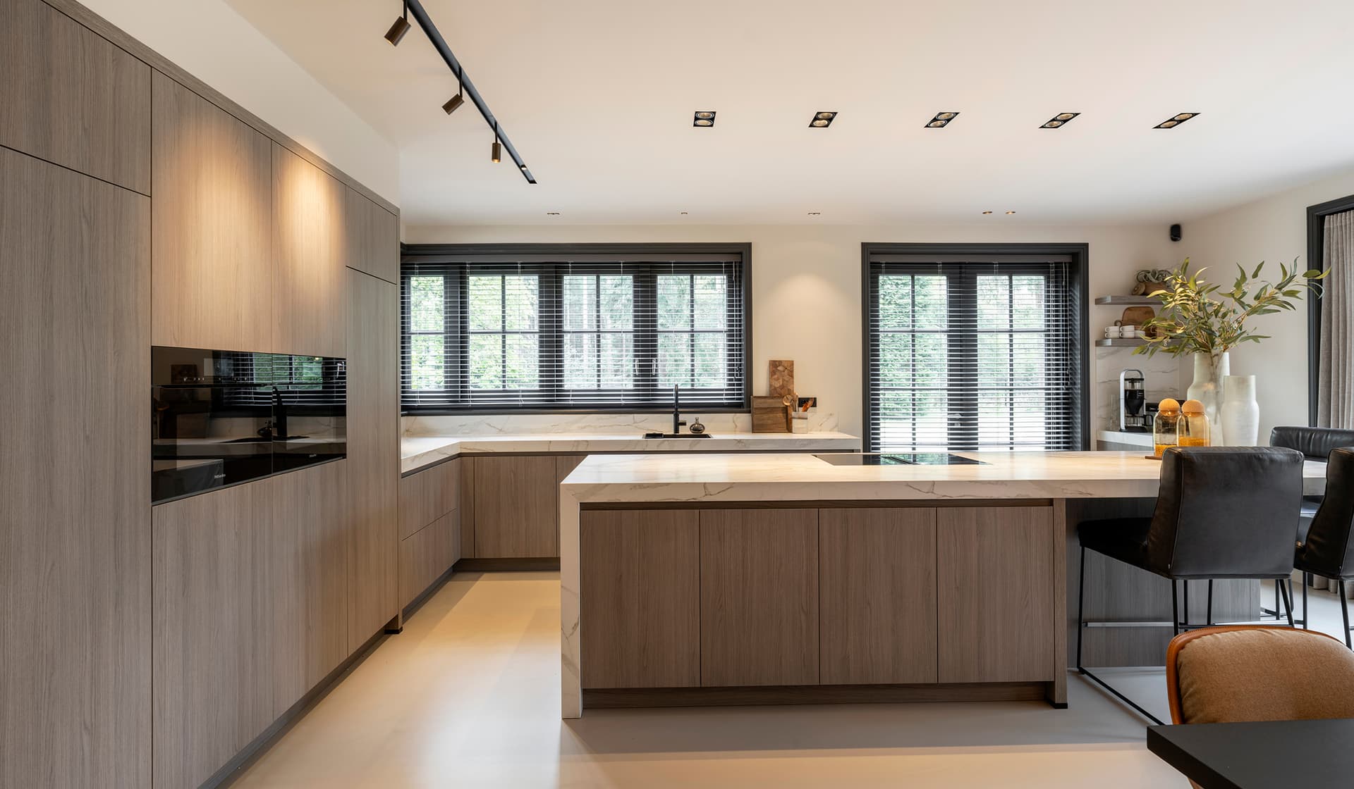 Houten-designkeuken-van-Woonvilla-naar-Droomvilla-Huizen.jpg Luxe houten designkeuken