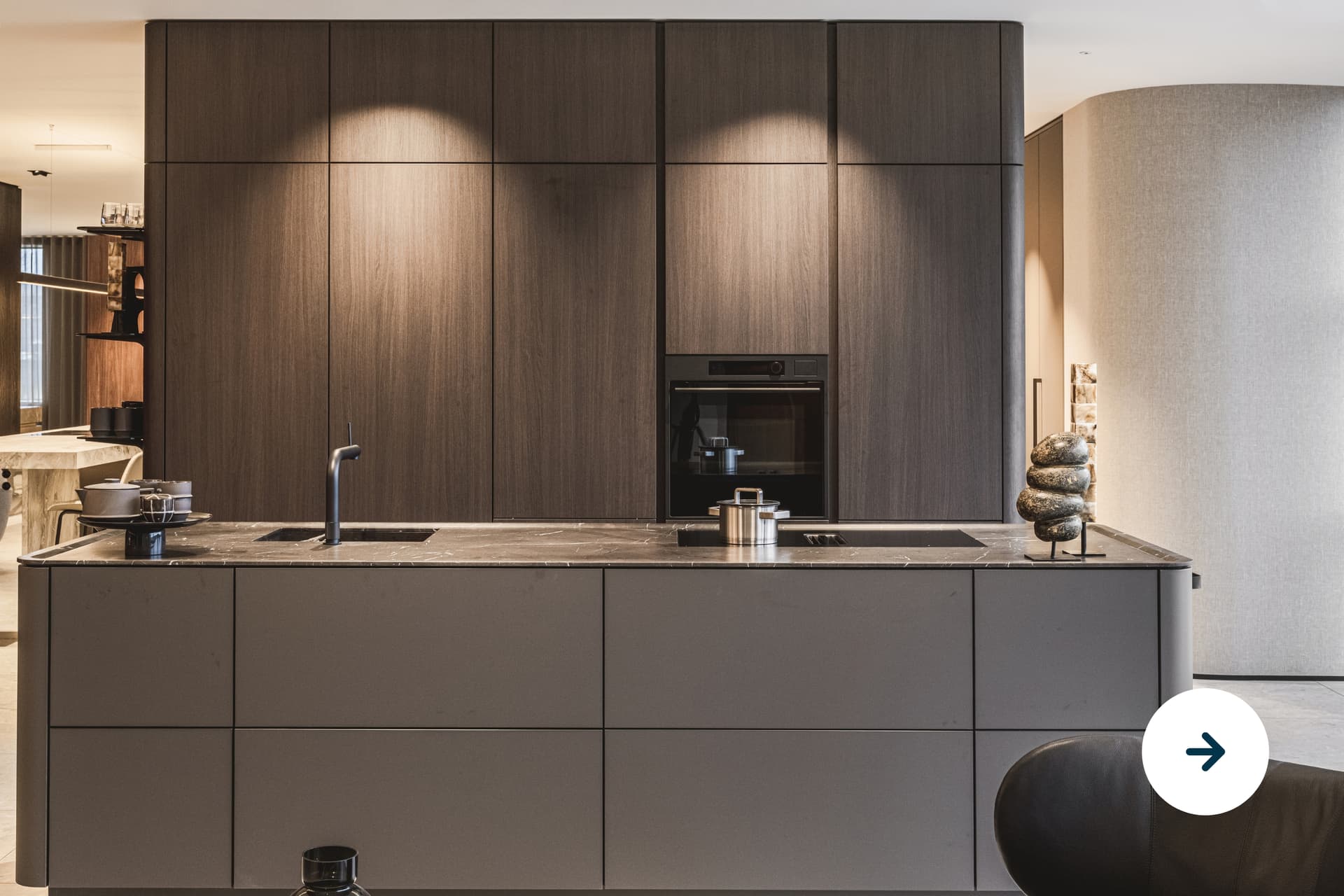 Ontwerp zonder titel (13).jpg Donker houte keuken met hoge keukenkasten en een kookeiland met bruin marmer werkblad