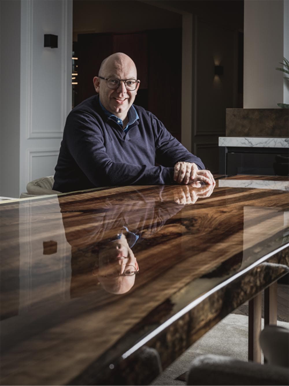 Onze visie2.jpg Man aan een lange donker bruine tafel