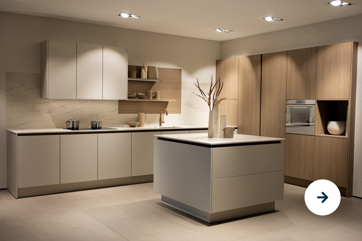 SieMatic Styleguide.jpg Beige keuken met hoge houten kasten en een los keukenblok in het midden