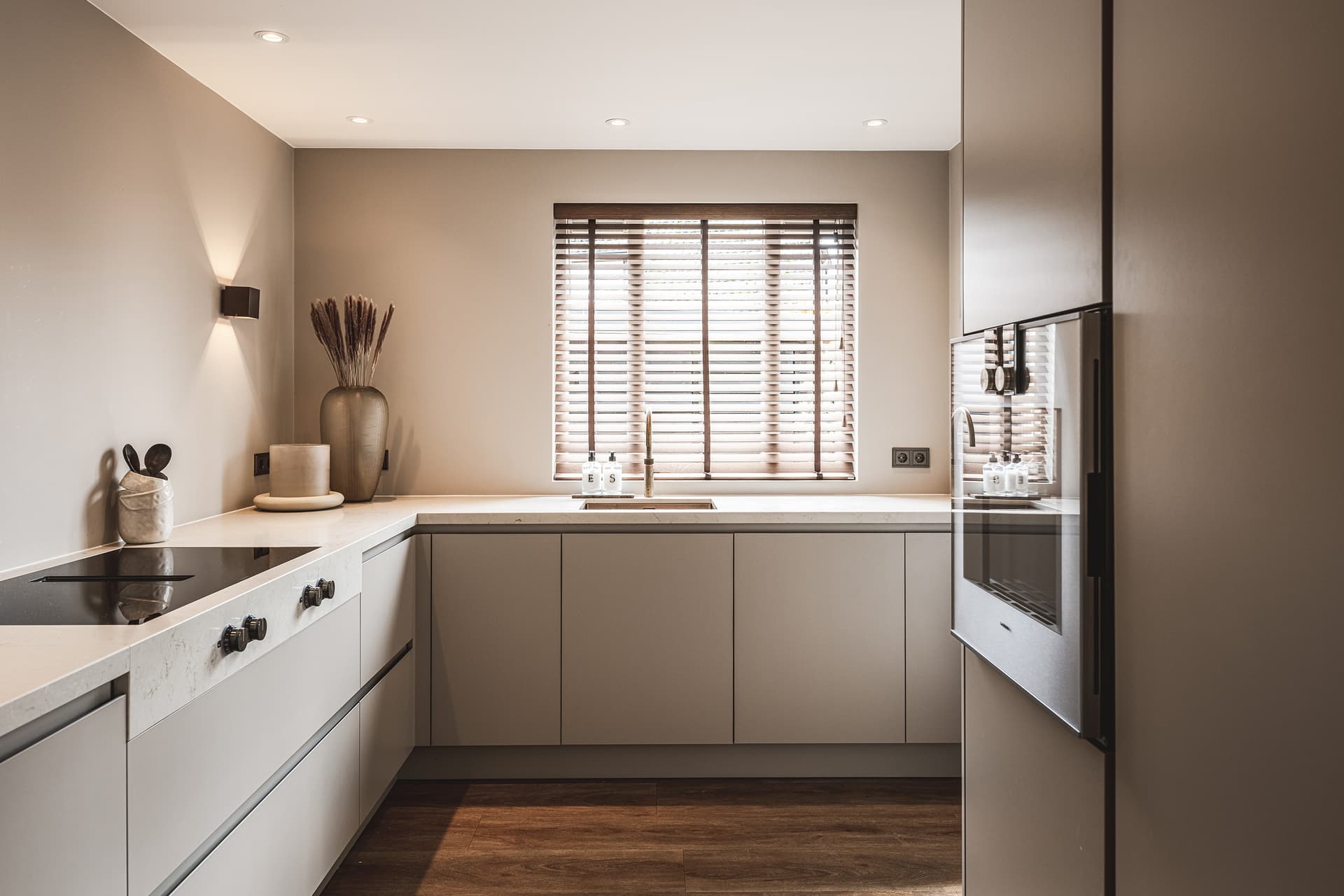 Taupe-hoekkeuken-met-losse-kast.jpg Taupe Barletti hoekkeuken