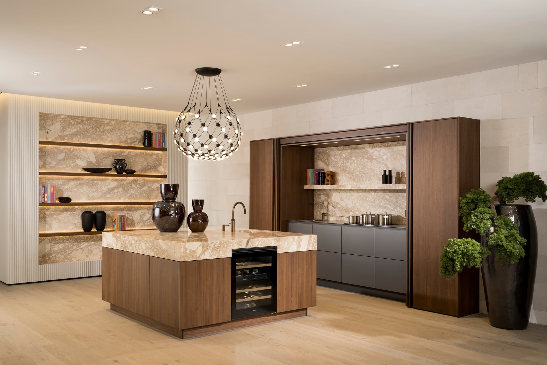 Keuken met kookeiland en kastenwand